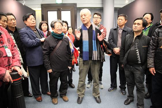 中国书画世界行联合会常务副主席谷福海指导布展工作 中国书画世界行联合会常务副主席谷福海指导布展工作